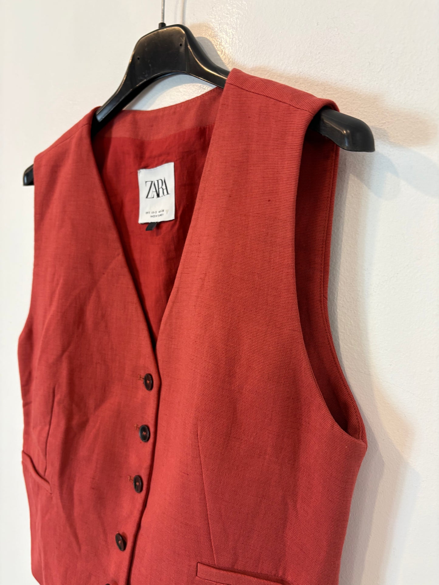 ZARA. Burgundy buttoned vest Ts