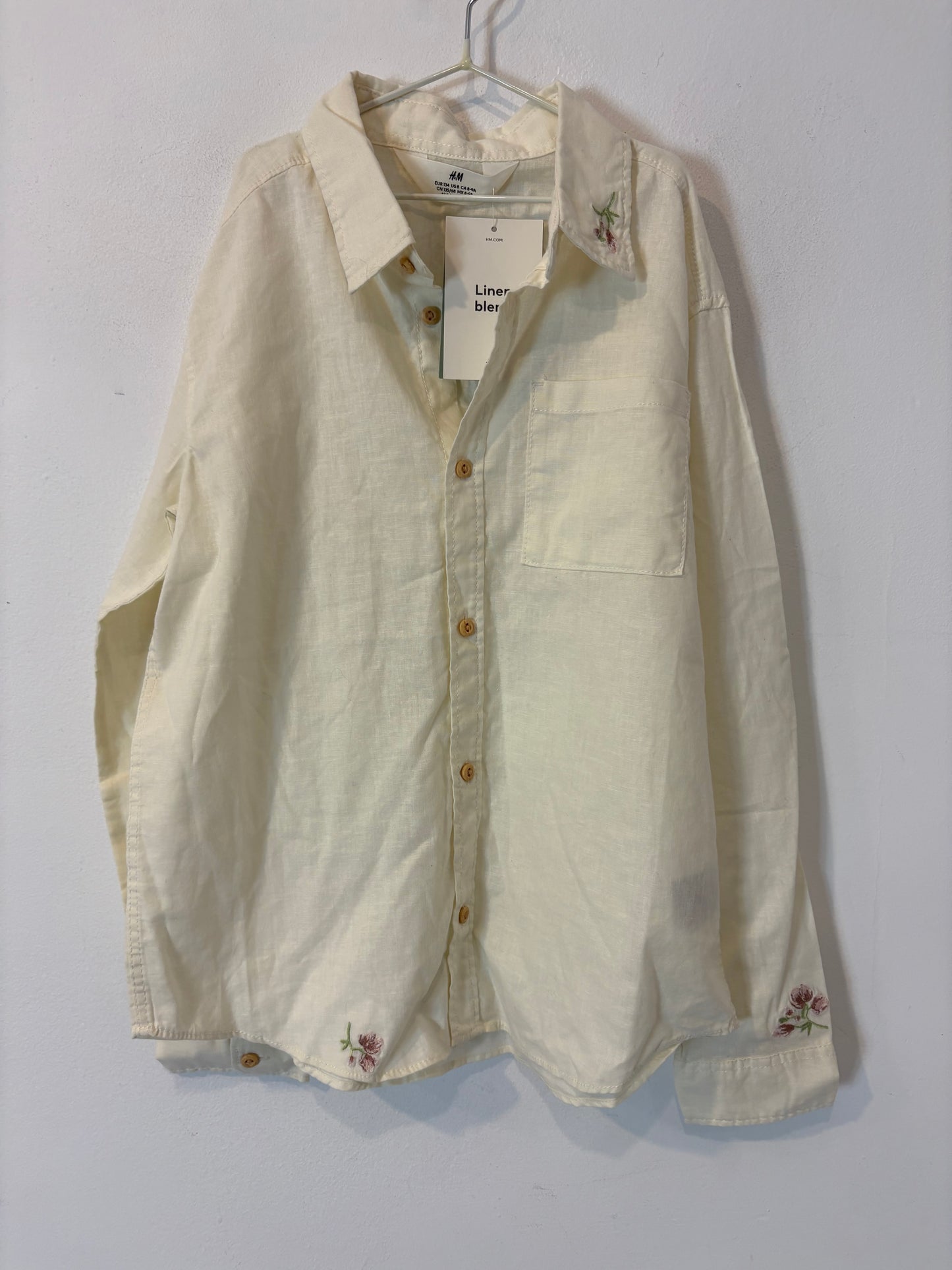 H&amp;M. Ecru shirt for boys. Size 8-9 years.