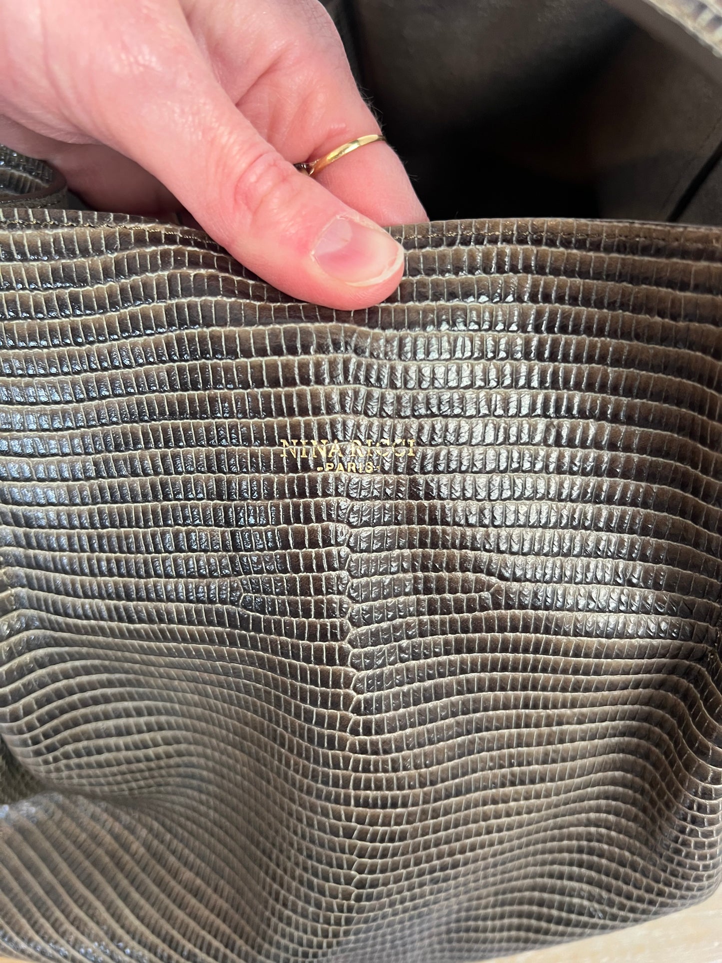 NINA RICCI. Bolso piel verde oliva