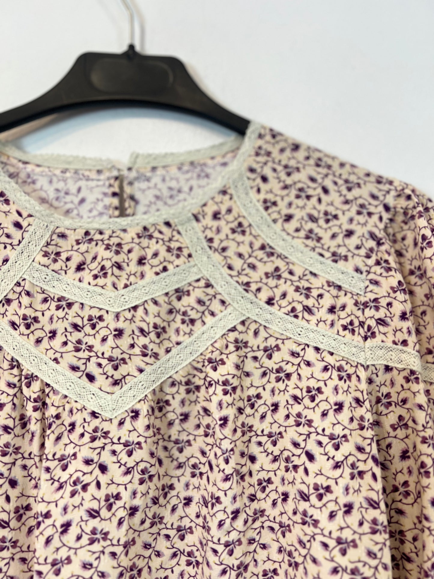 OTHERS.beige blouses with little flowers Your(s)