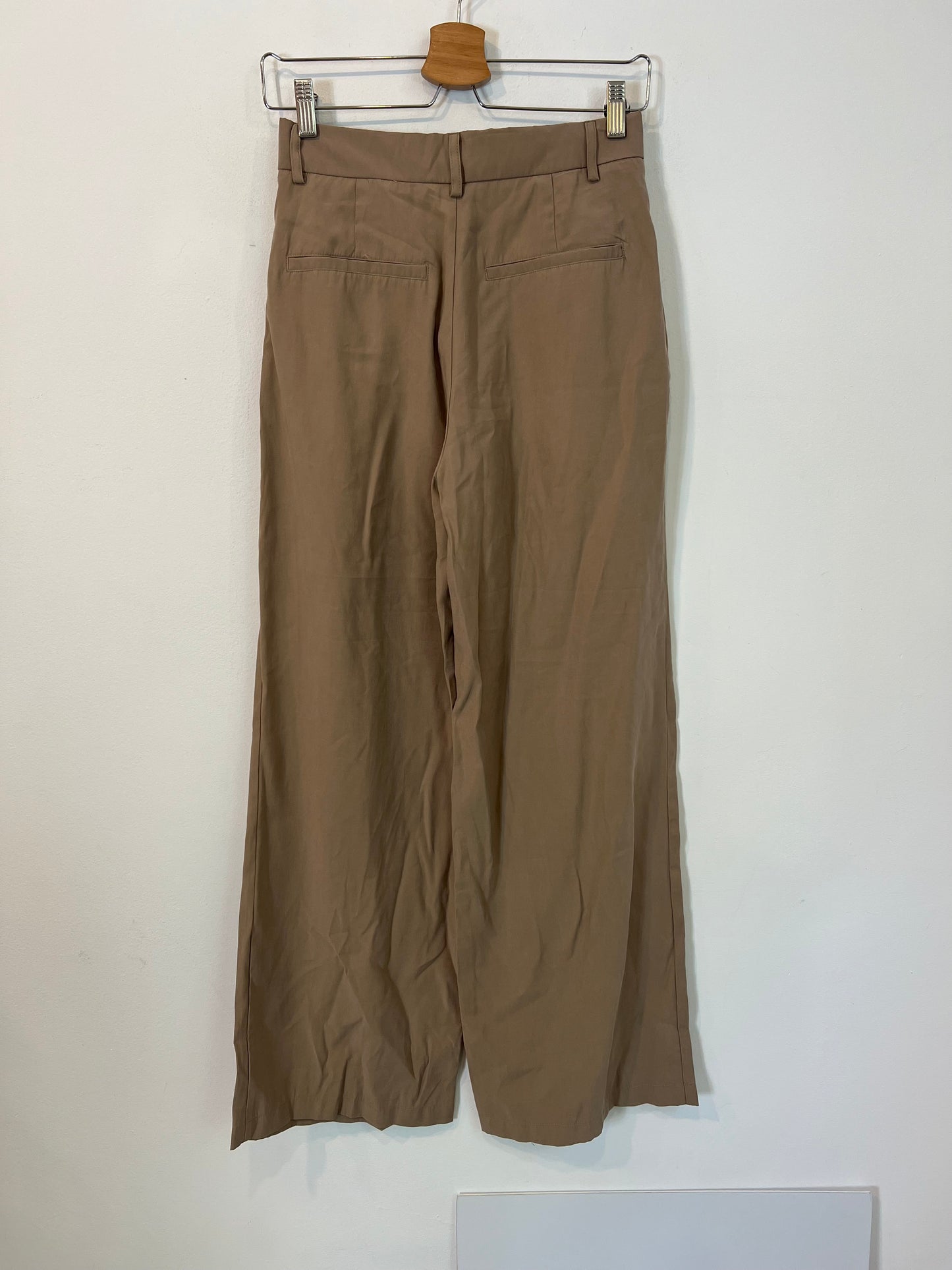 ZARA. Flowing beige pleated trousers S.xs