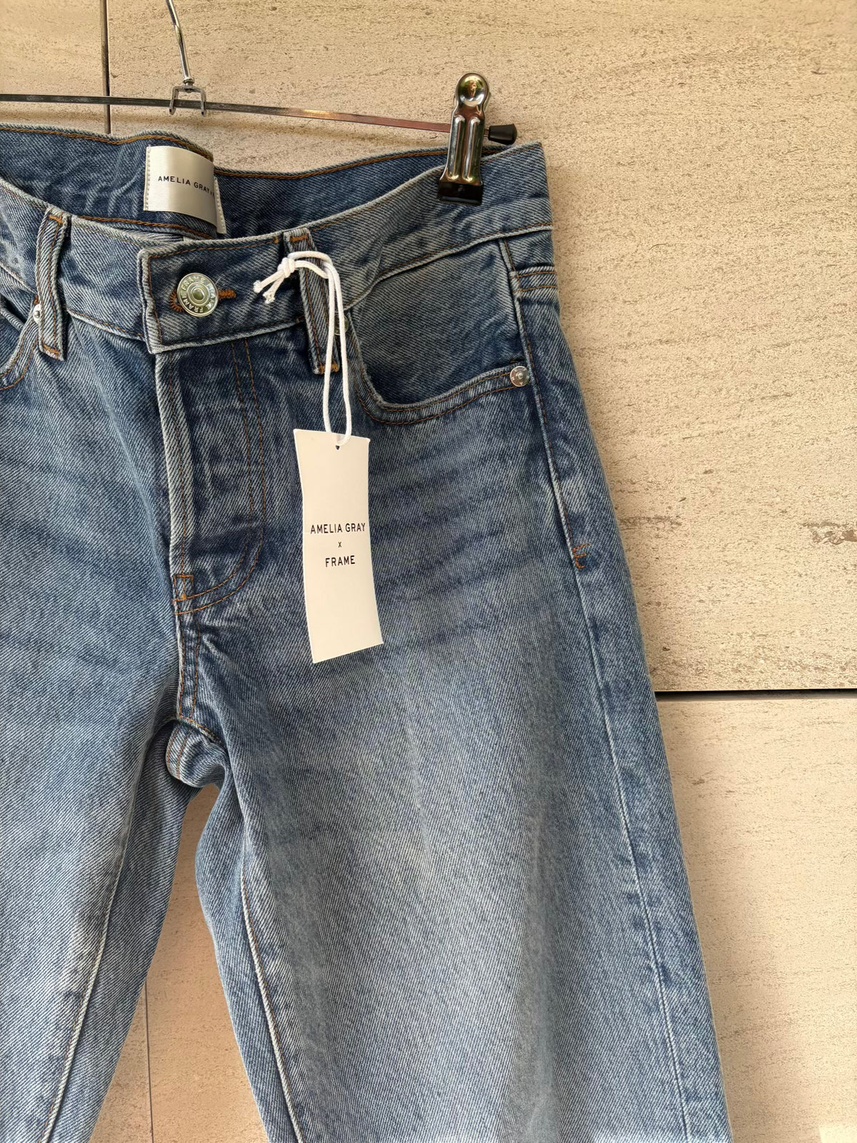 AMELIA GRAY x FRAME. Denim recto abotonado