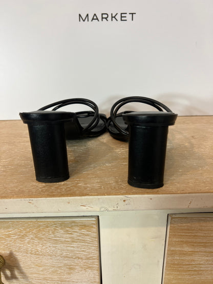 ZARA. Sandalia tiras negras T.38