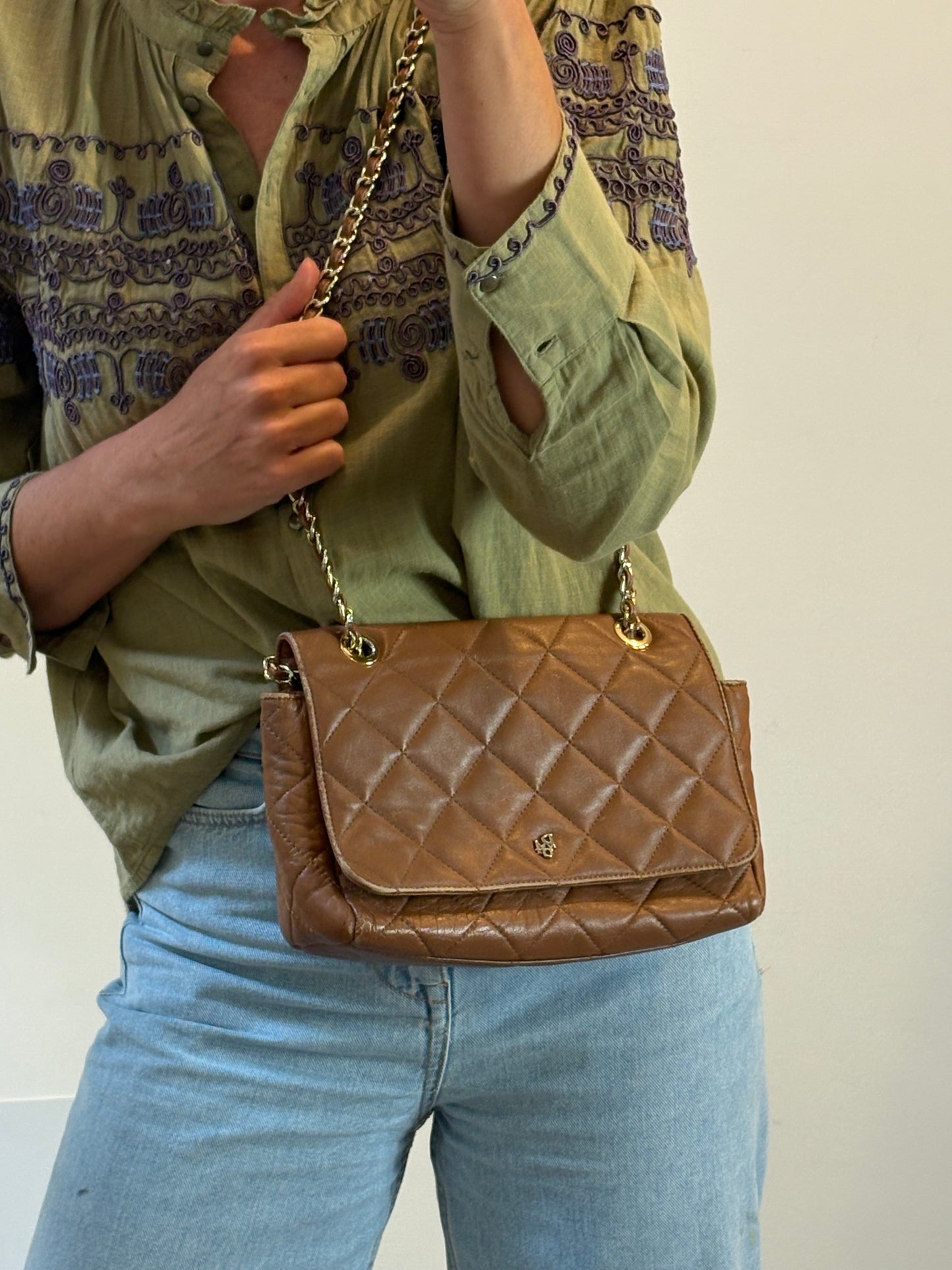 PARIS 64. Bolso piel camel asa larga