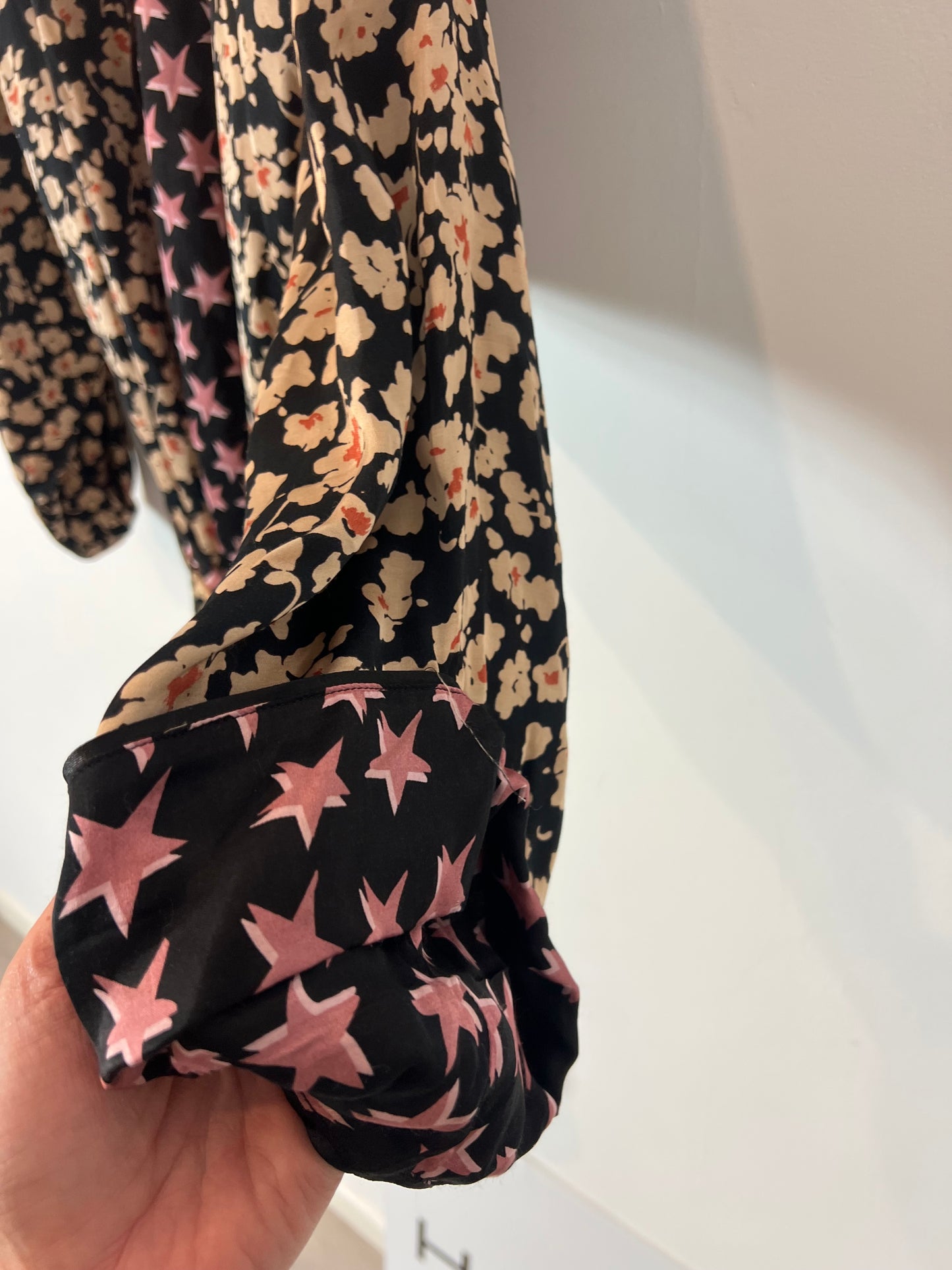 LOVE STORIES. kimono negro reversible/estrellas T.s