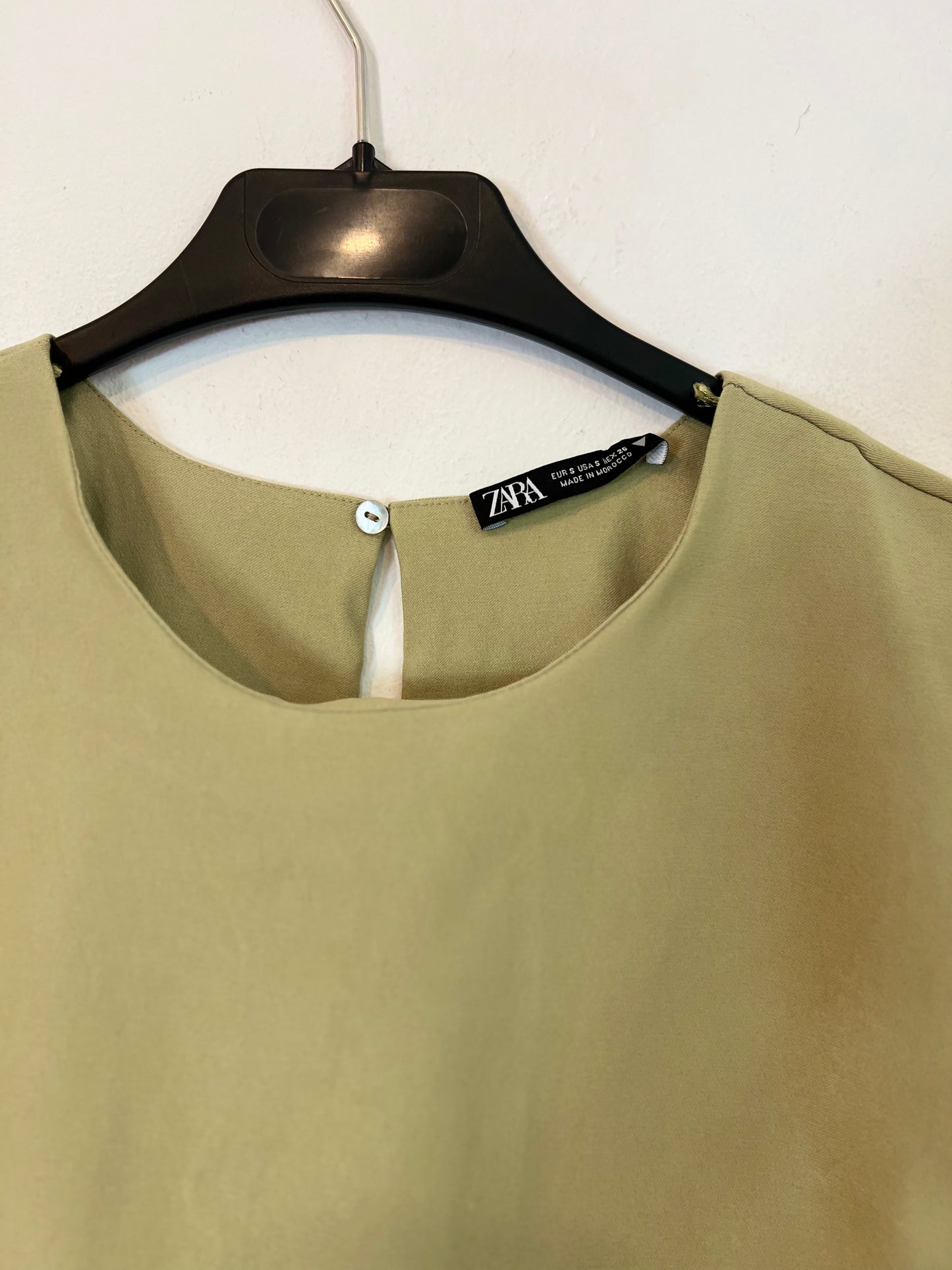 ZARA. Top verde oliva detalle fruncido T.s