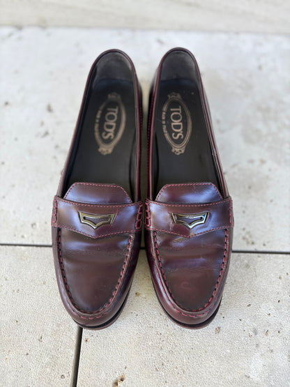 TOD´S . Mocasines piel burdeos. T 38