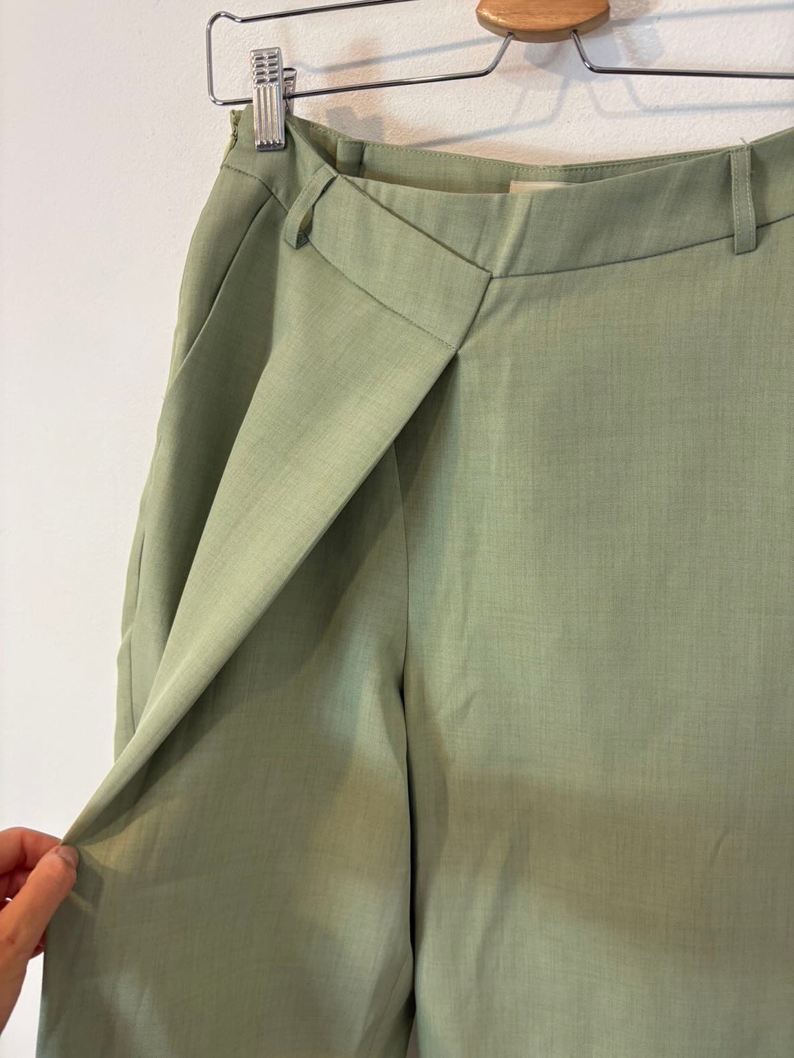 SOURCE UNKNOWN. Pantalón verde claro cruzado