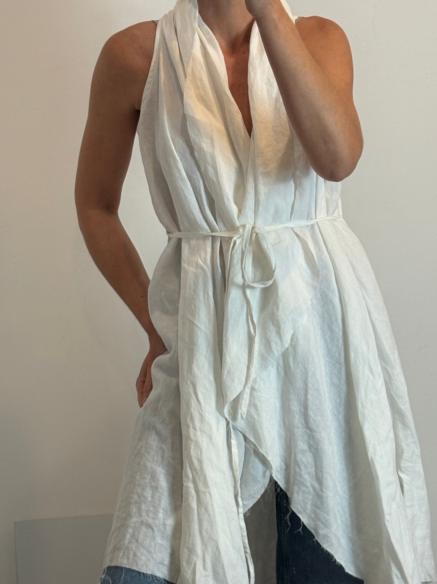 SON FINISTRA. Chaleco lino blanco