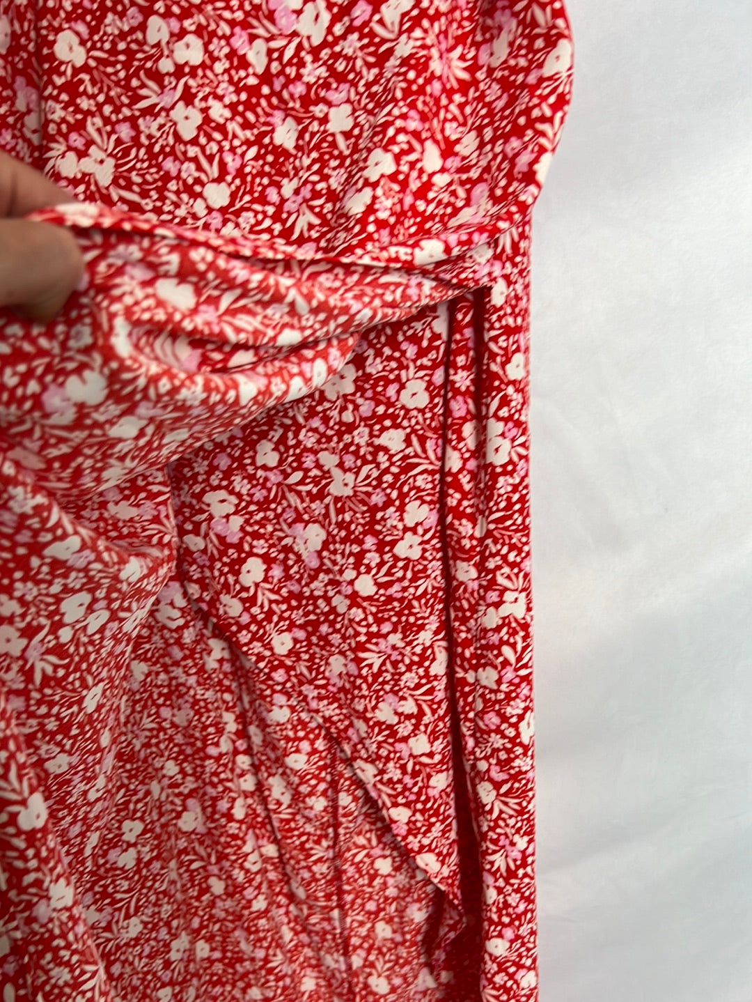 ZARA. Vestido midi rojo flores. T M