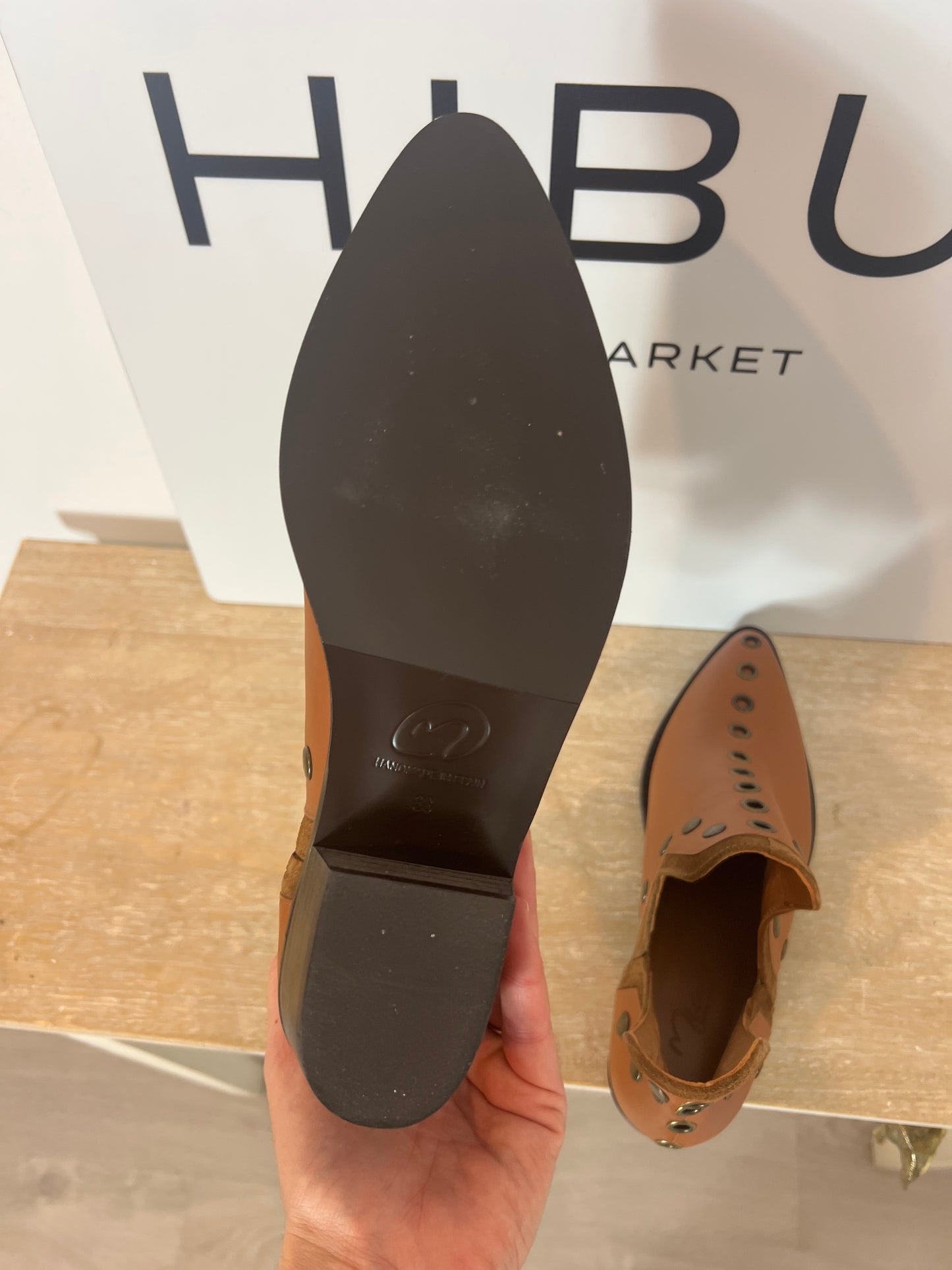 MICUIR. Botines camel tachuelas T.38