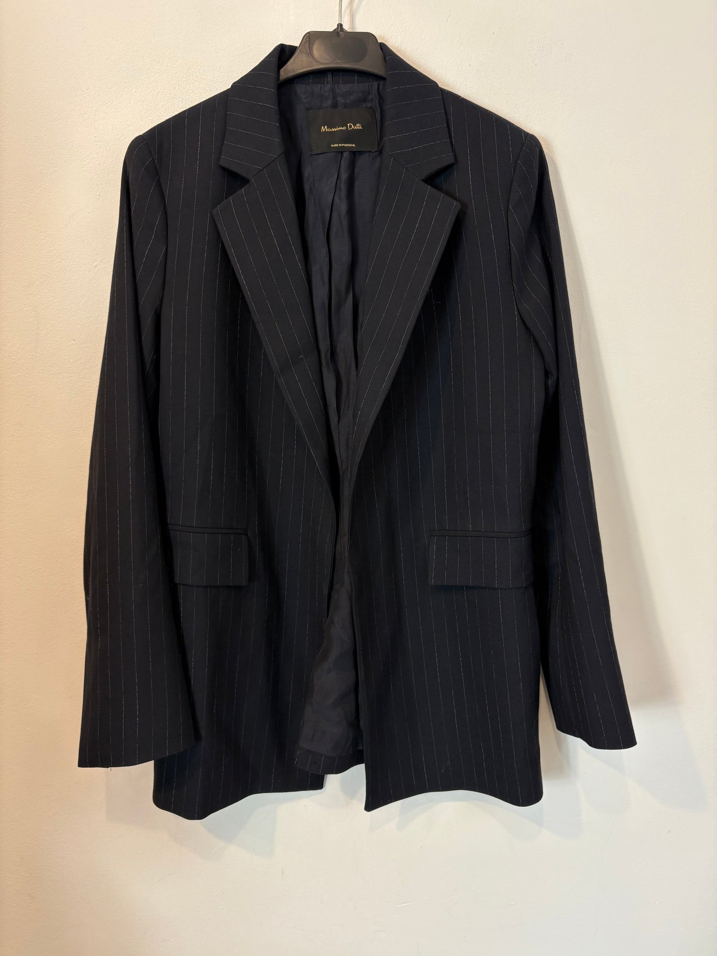 MASSIMO DUTTI. Americana negra raya diplomática