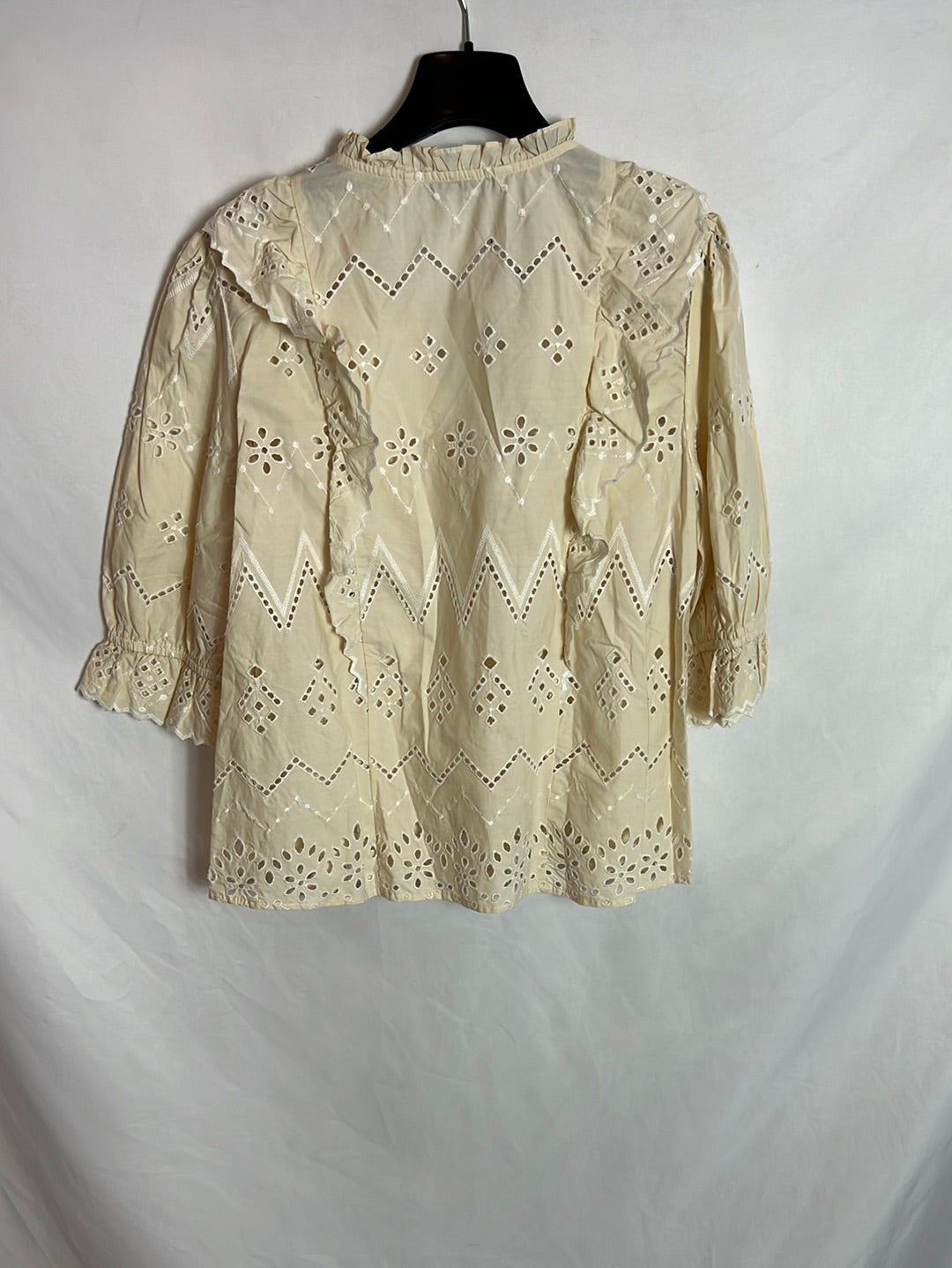 ZARA. Blusa beige troquelada T.m