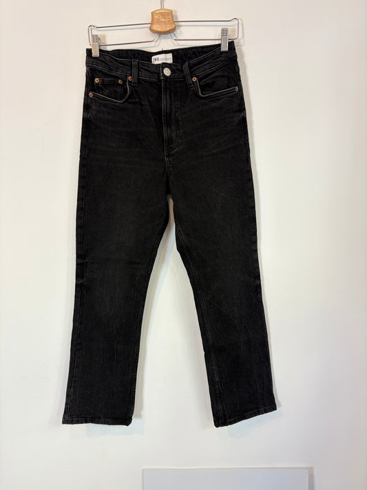 ZARA. Denim negro recto . T 38