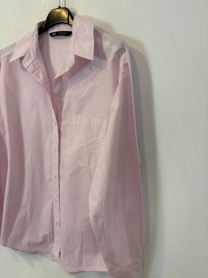 ZARA. Camisa rosa claro bolsillo