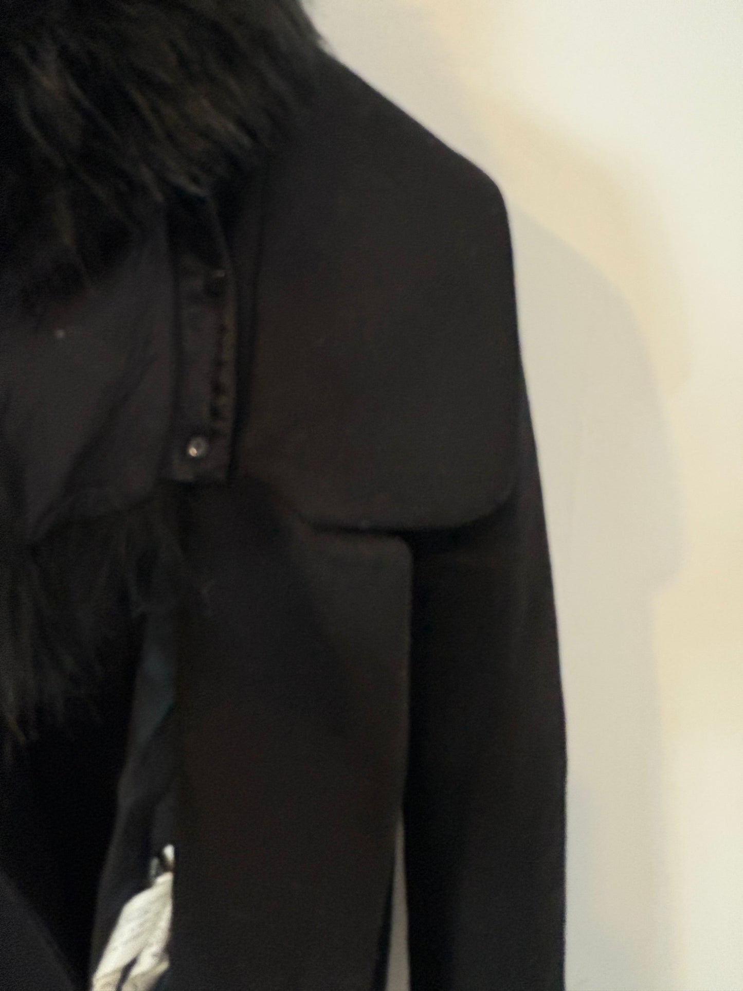 ZARA. Abrigo negro lana cuello pelo