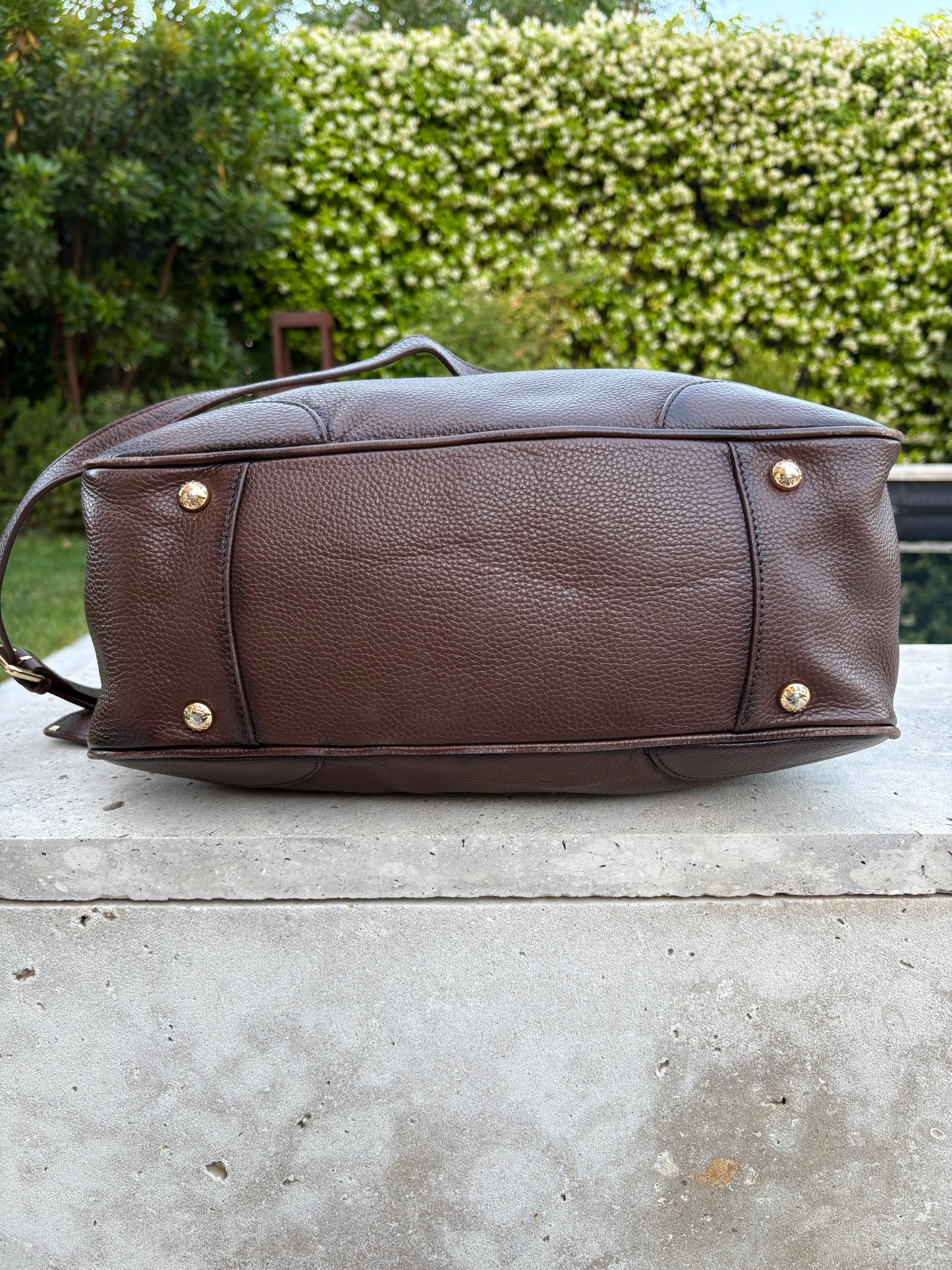 PRADA. Bolso marrón Vitello de piel granulada