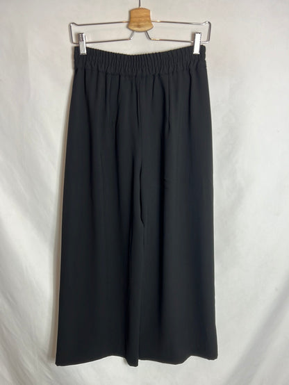 ZARA. Black culottes with side buttons, size 38
