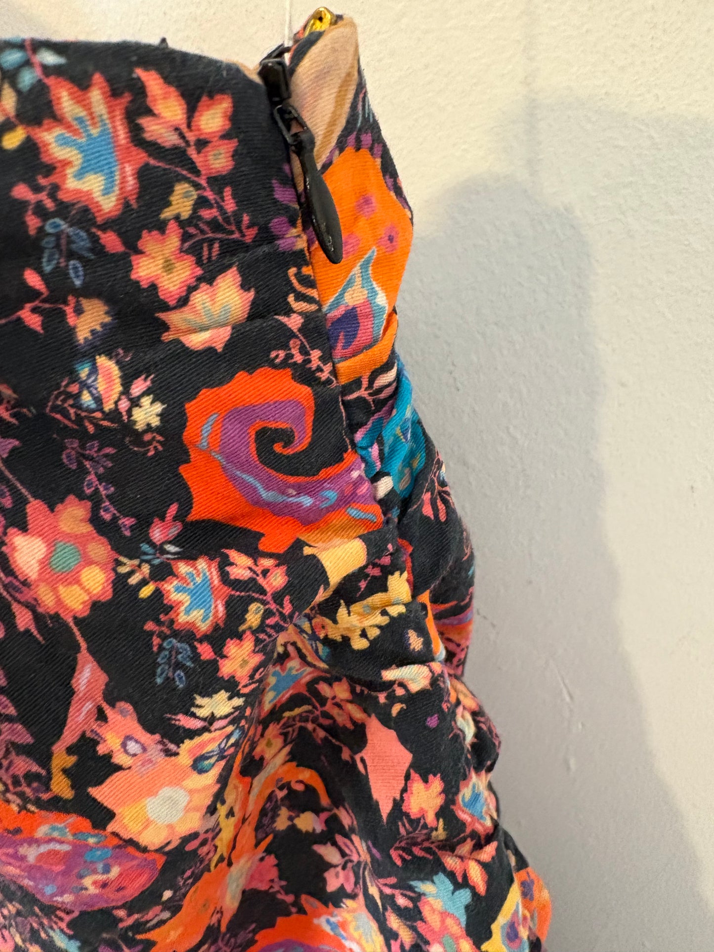 CUPLÉ. Vestido corto estampado asimetrico
