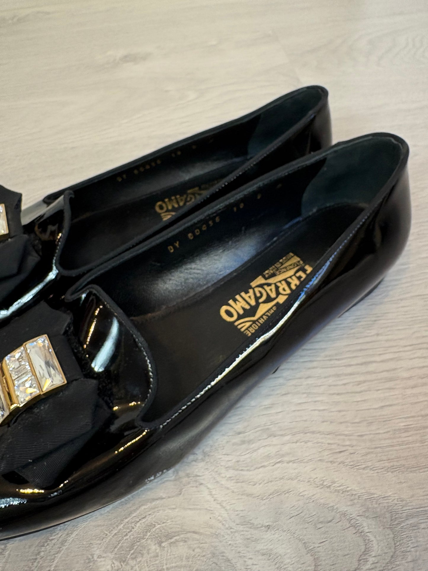 SALVATORE FERRAGAMO. Mocasines charol lazo