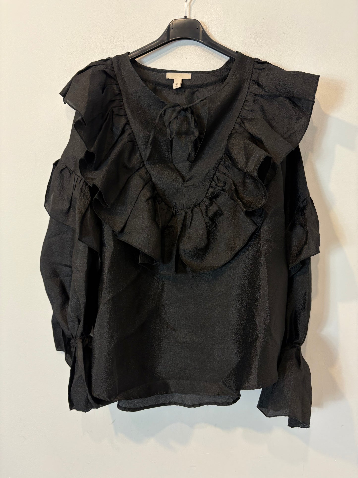 H&M. Blusa negra volantes