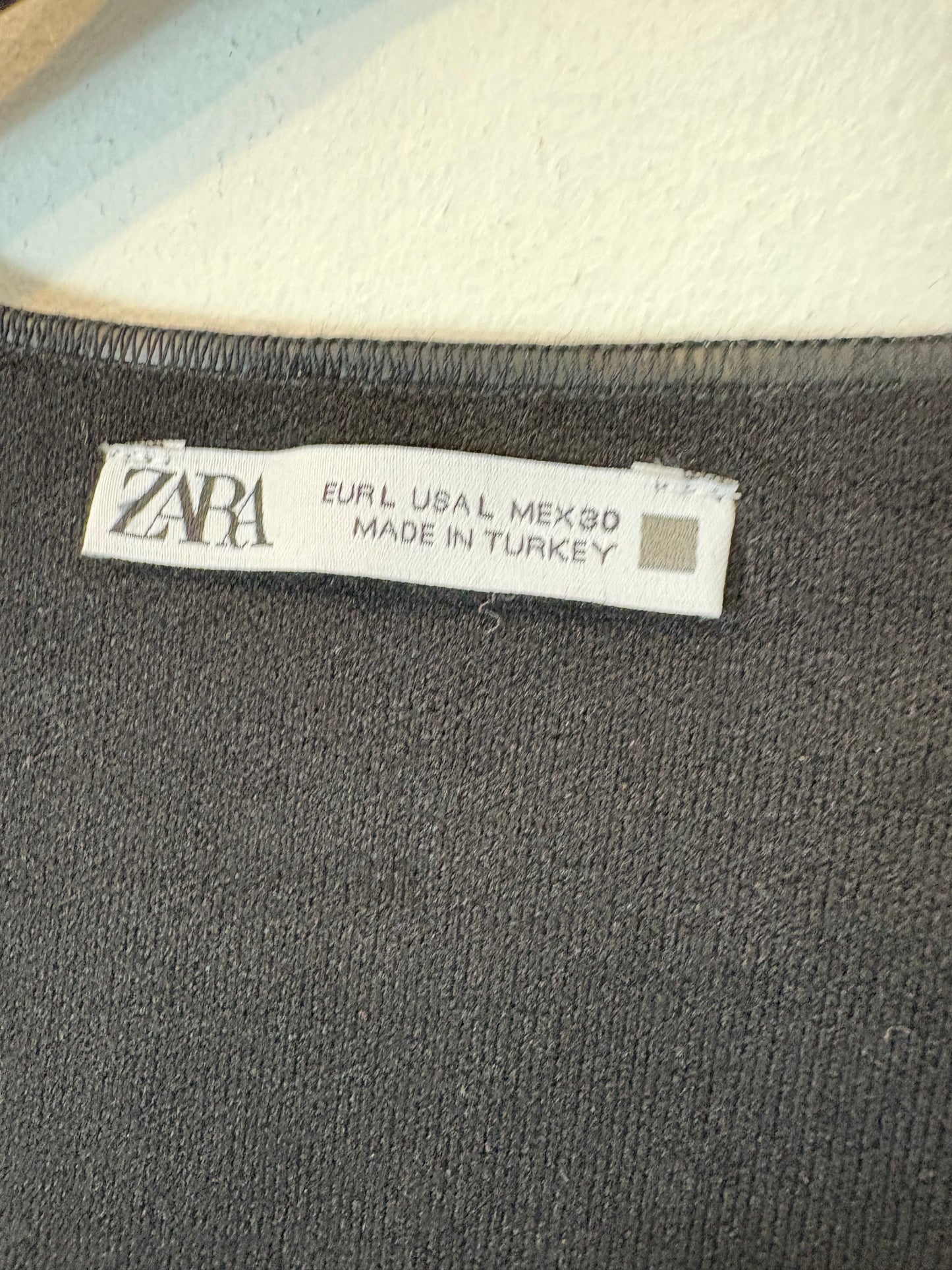 ZARA. Top negro punto elástico. T L