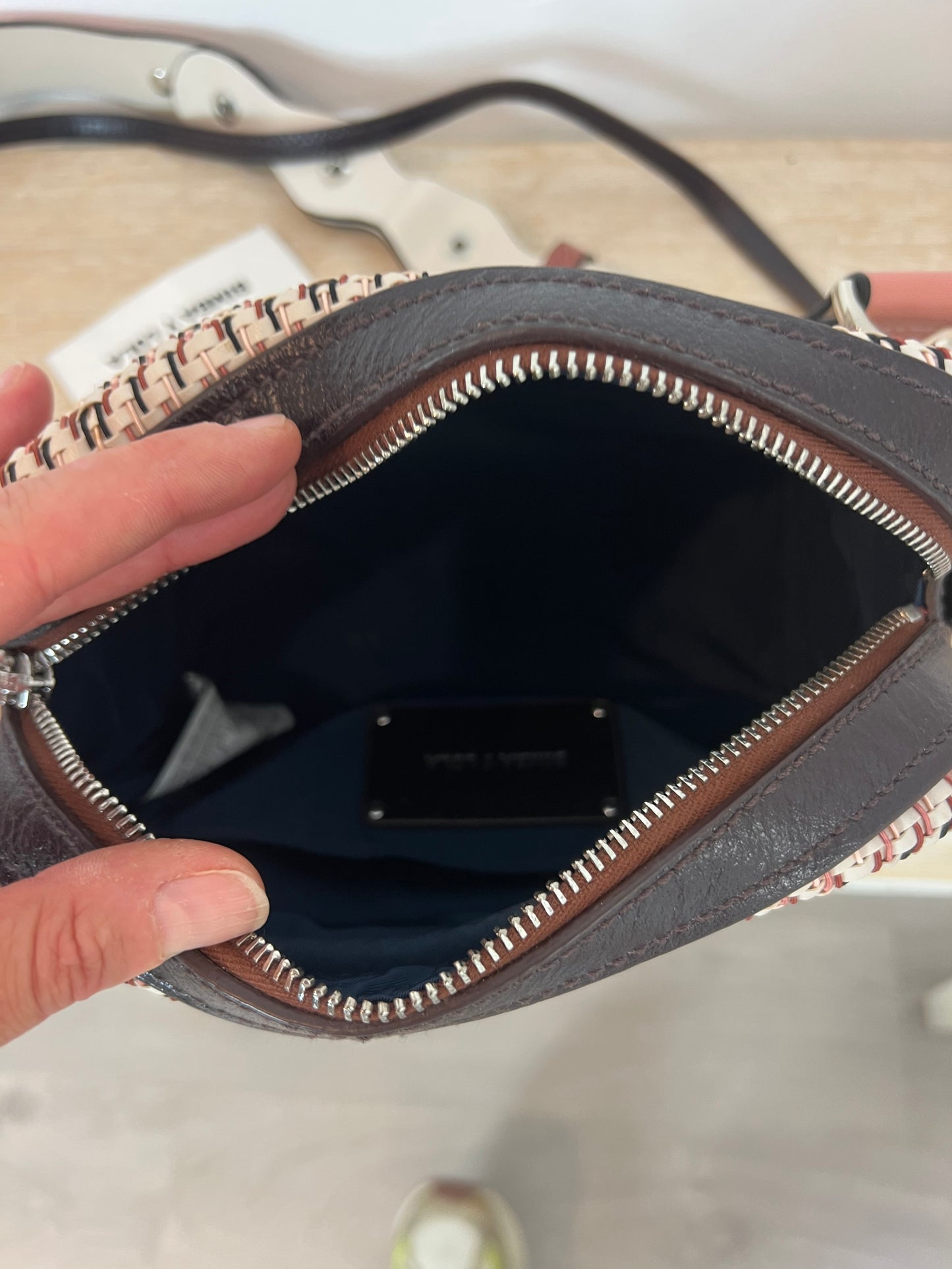 BIMBA Y LOLA. Bolso efecto trenzado