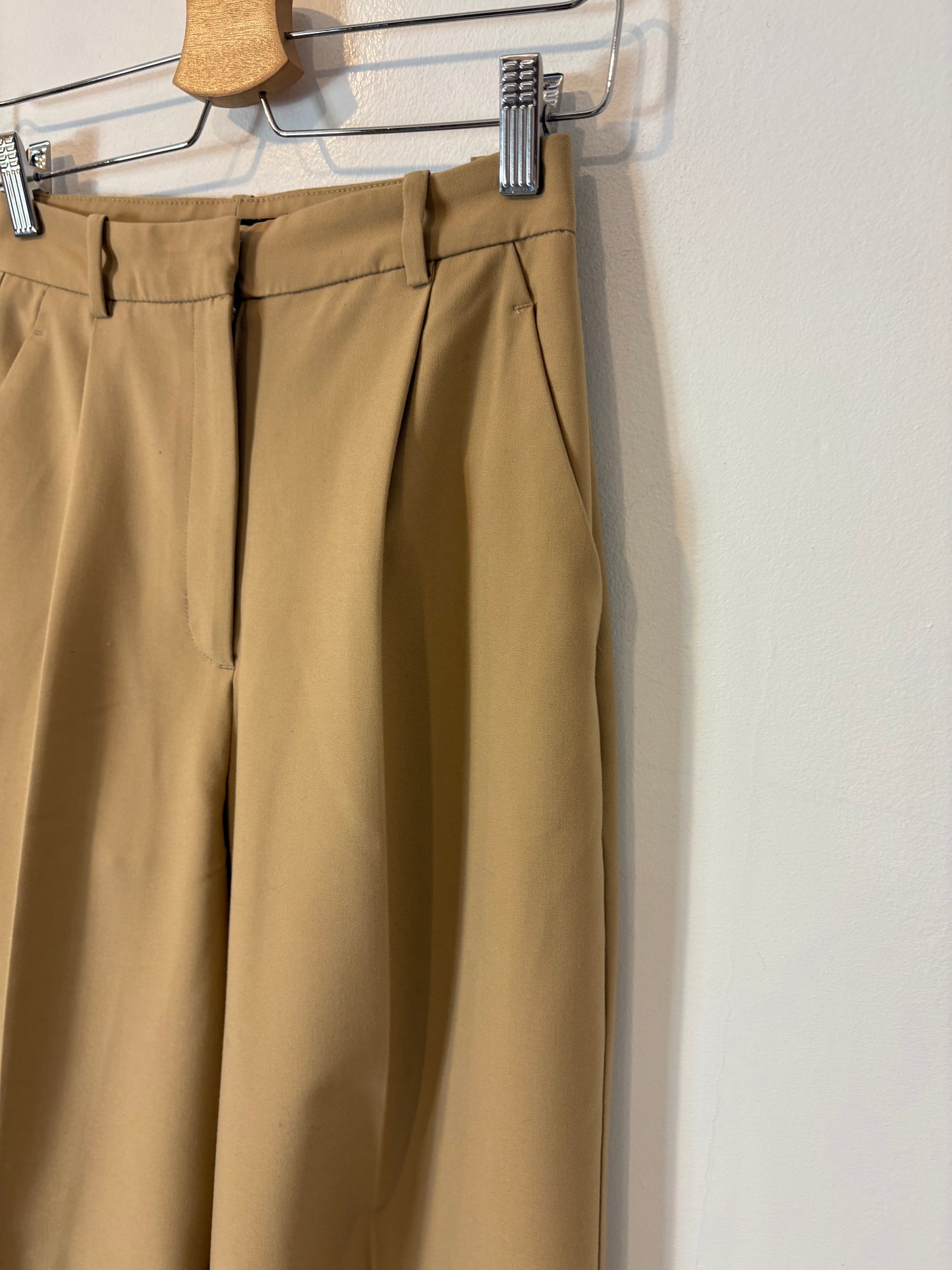 ZARA. Pantalón beige sastre. T XS