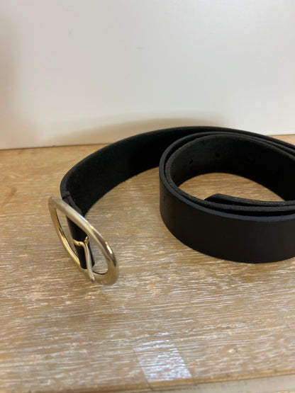 ZARA. Cinturón negro hebilla ovalada. T 85