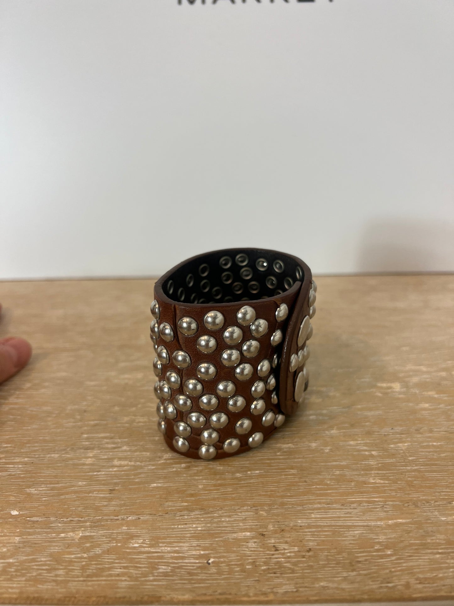 OTRAS. pulsera marrón tachuelas