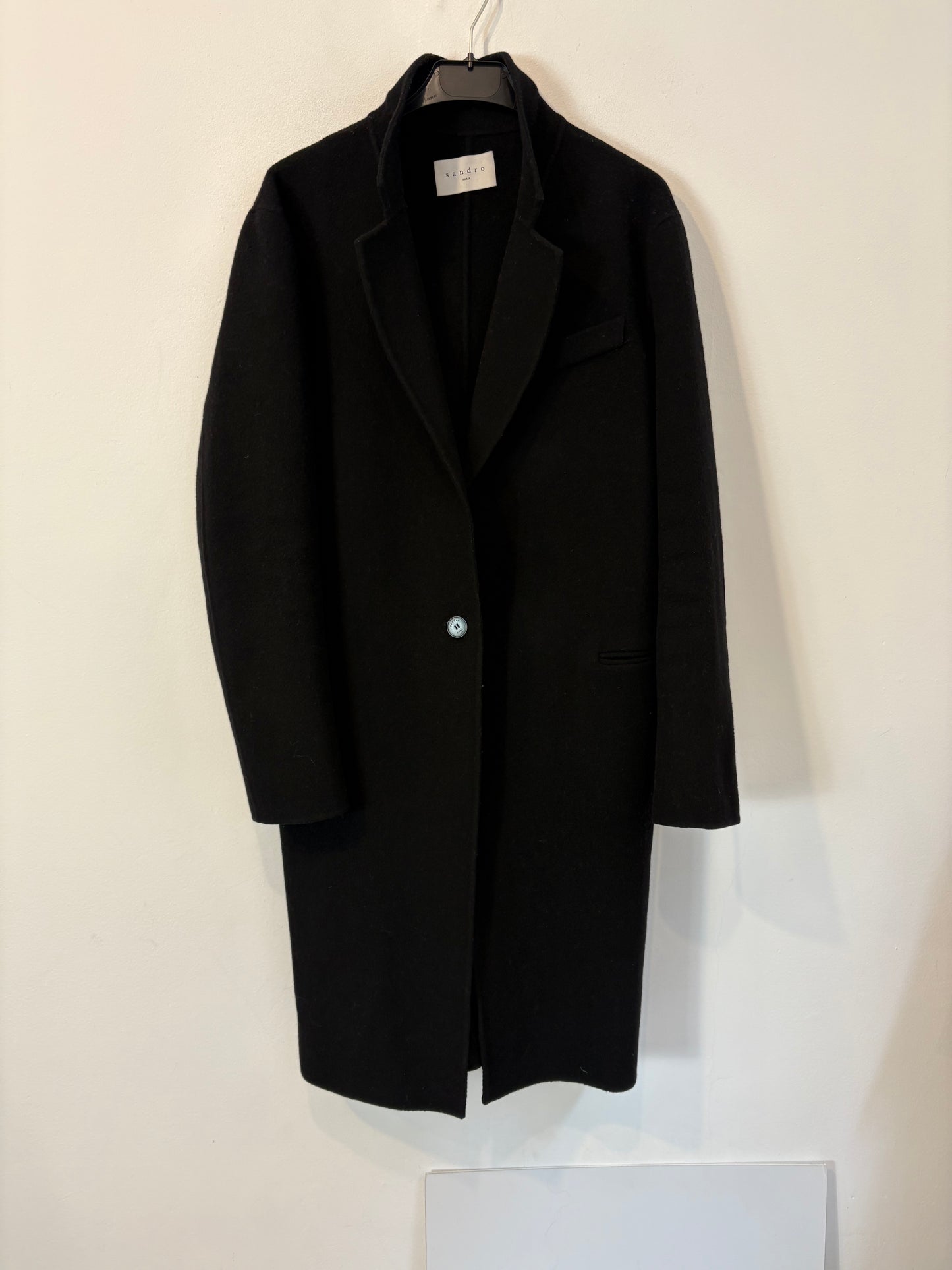 SANDRO. Abrigo negro lana