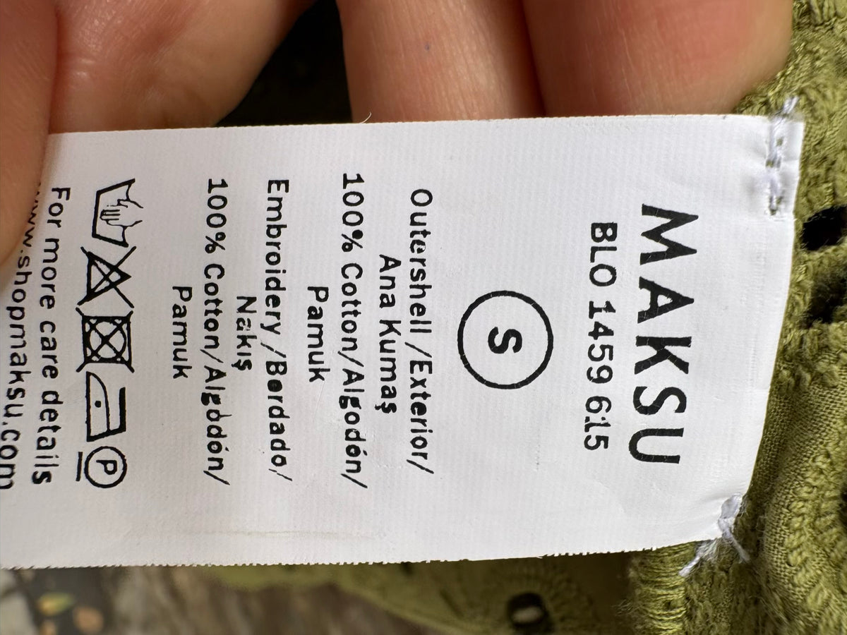 MAKSU. Blusa verde troquelada