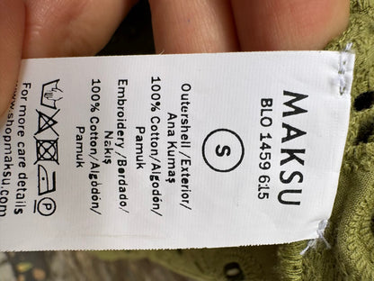 MAKSU. Blusa verde troquelada