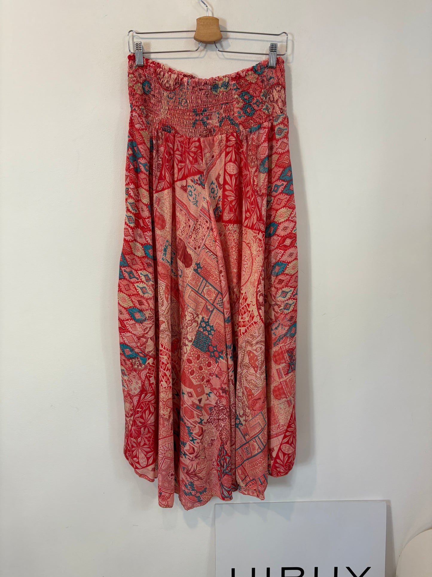 Pantalón seda efecto falda estampado