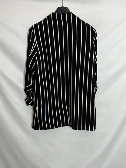 PULL&BEAR. Blazer negra rayas . T S