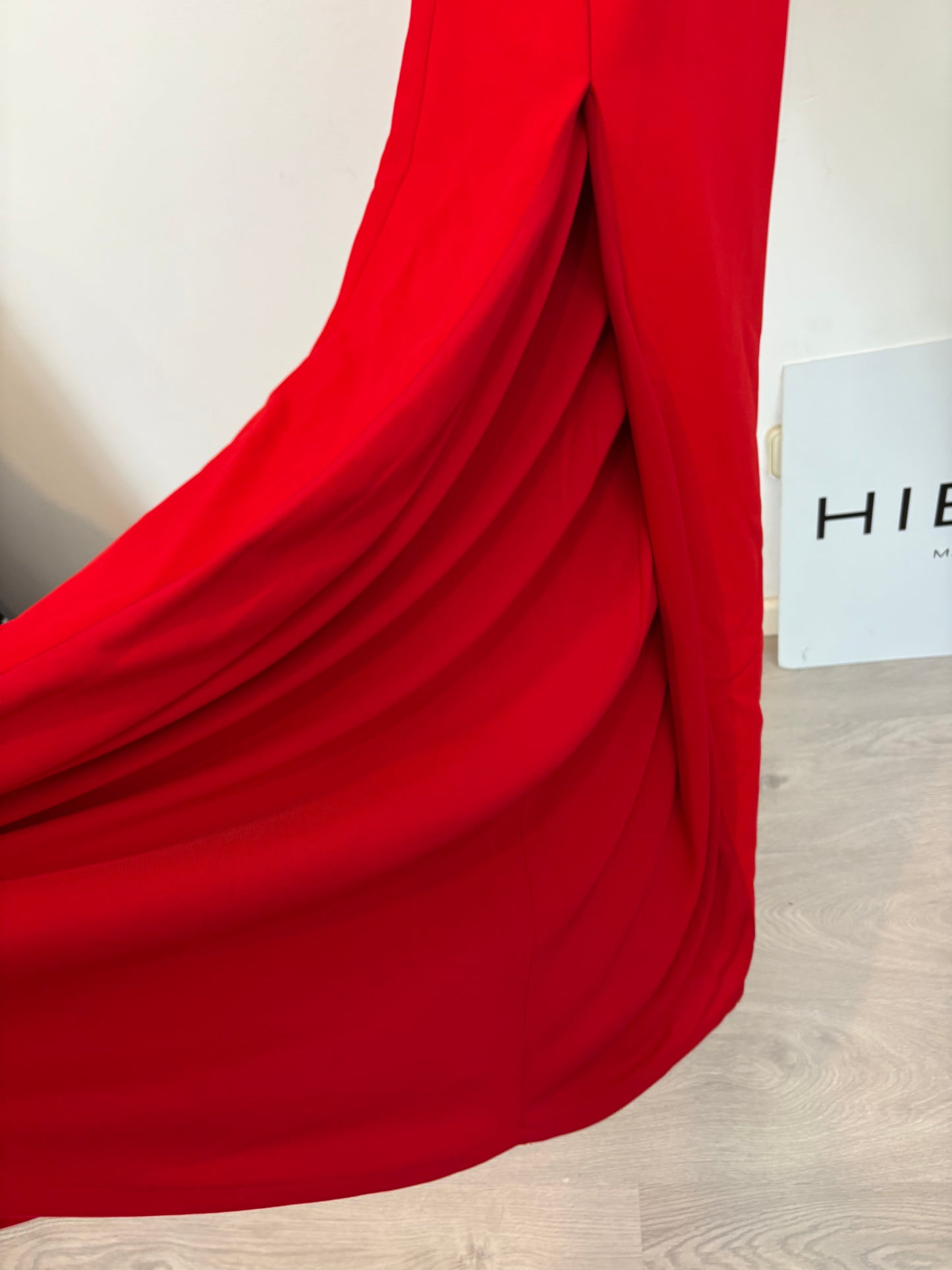MANGO CAPSULE. Vestido rojo asimétrico