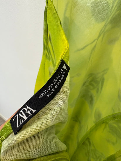 ZARA. Vestido verde largo estampado floral