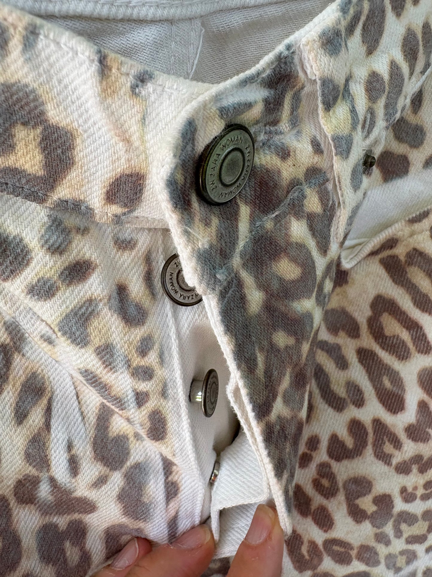 ZARA. Buttoned animal print denim. T34