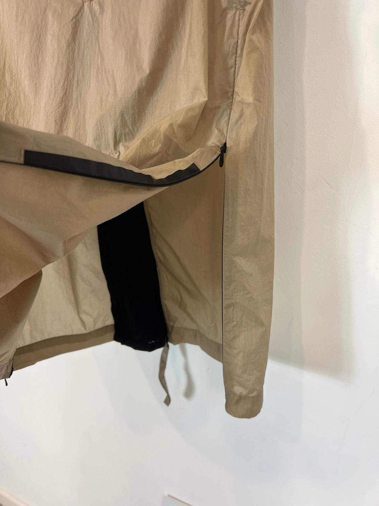 NIKE. Top beige cortavientos. T S