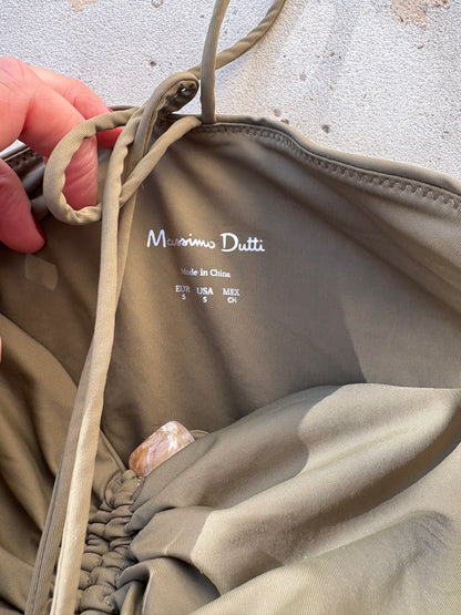 MASSIMO DUTTI.  Bañador verde aberturas y abalorios