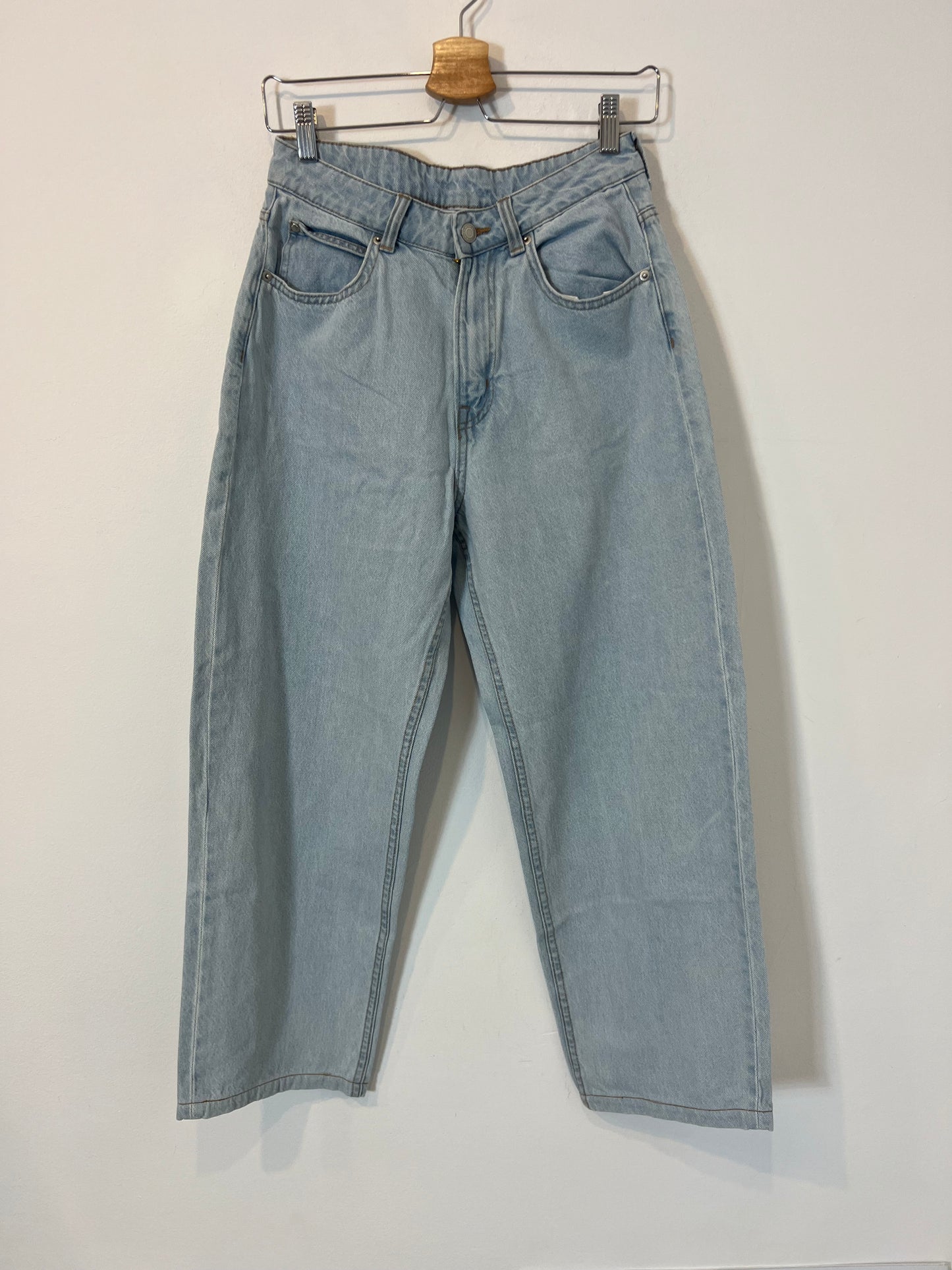 OTRAS. Denim lavado claro momfit. T 36