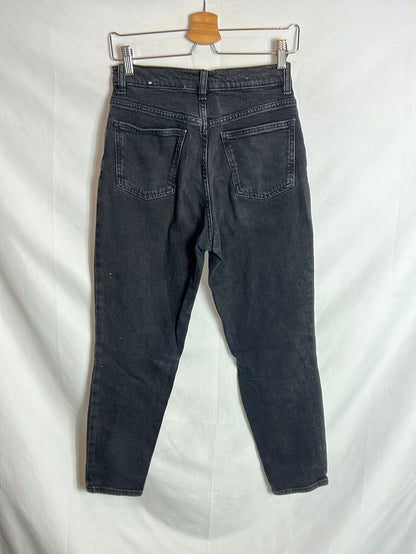 MANGO. Denim negro estilo mom fit. T 36