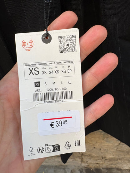 ZARA. Bermuda negra raya