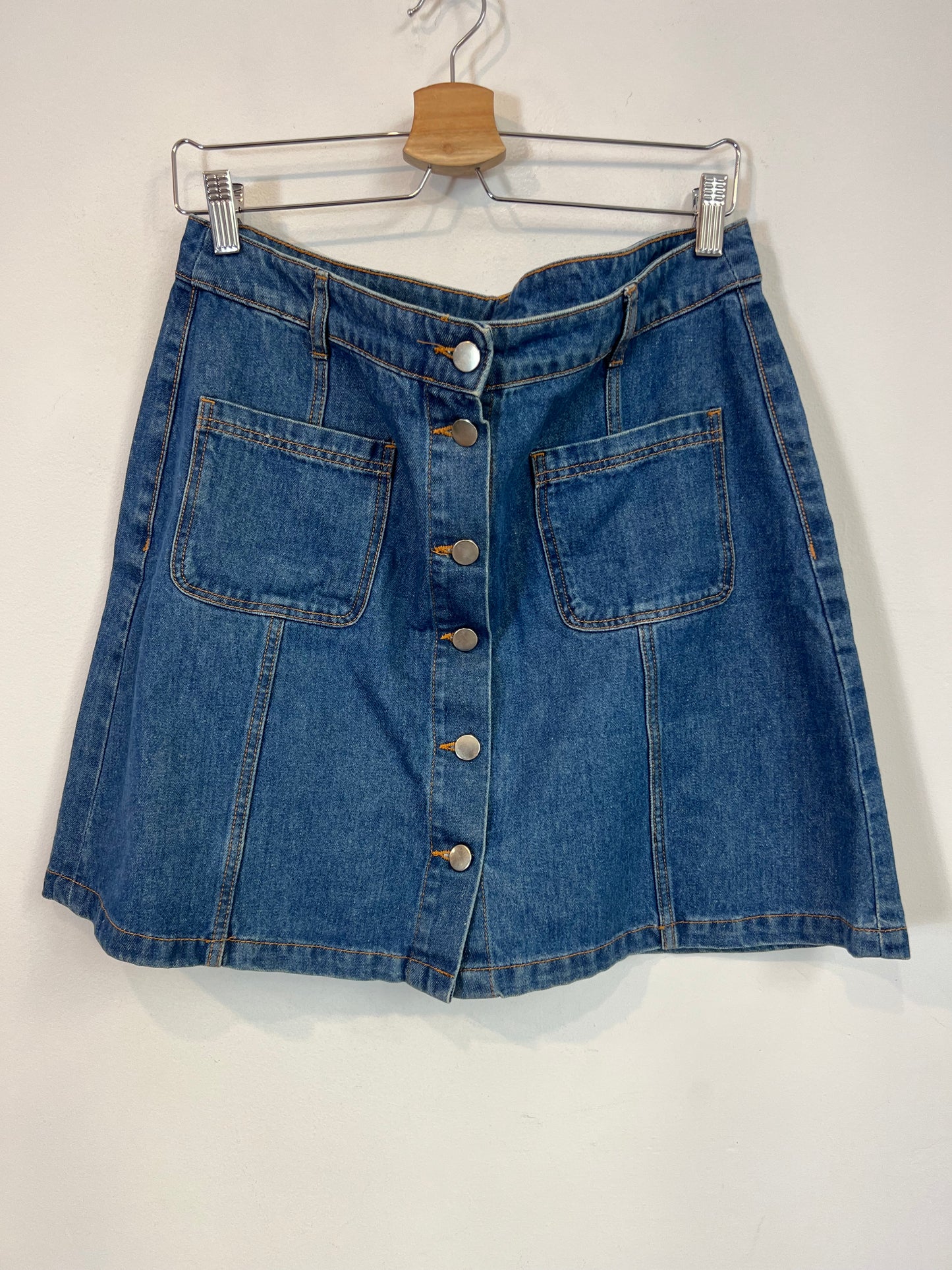H&M. Falda denim abotonada. T 42