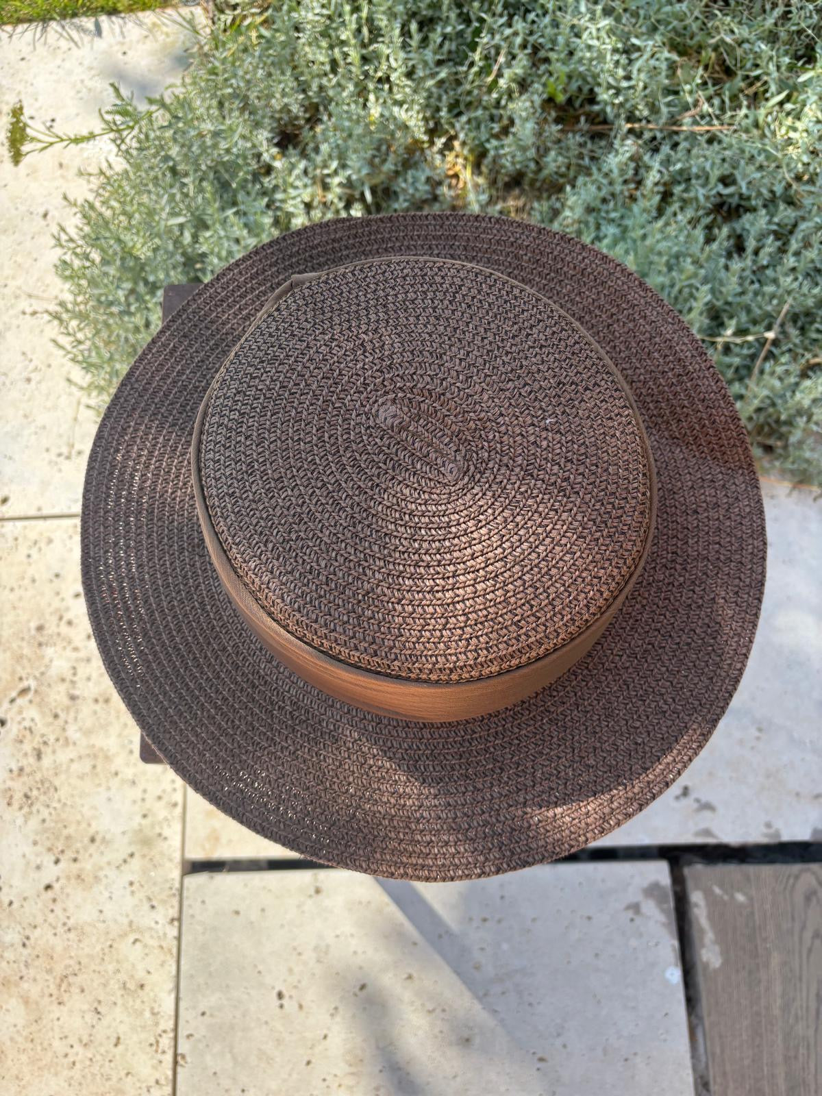 Sombrero marrón al corta