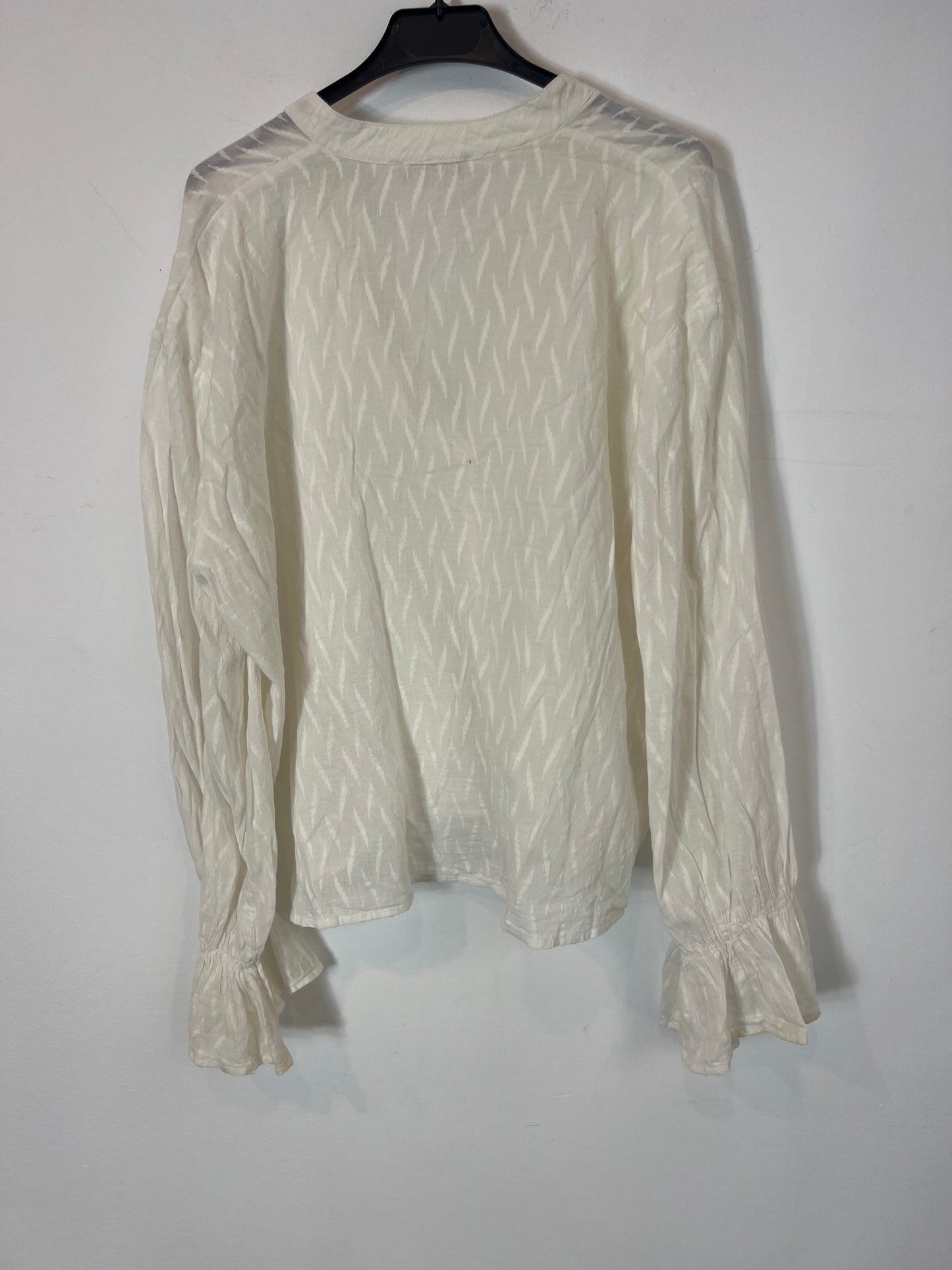 LÉANE STUDIO. White blouse with embroidered details. TS