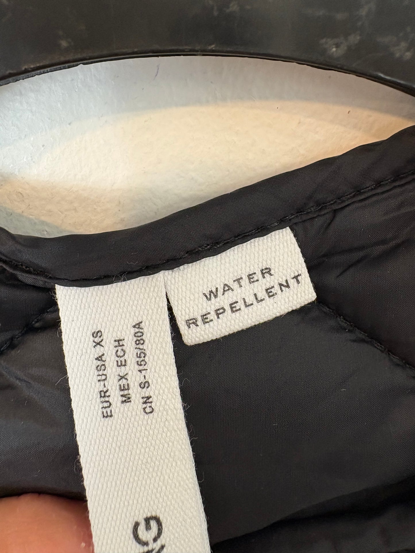 MANGO. Chaleco acolchado negro. T XS