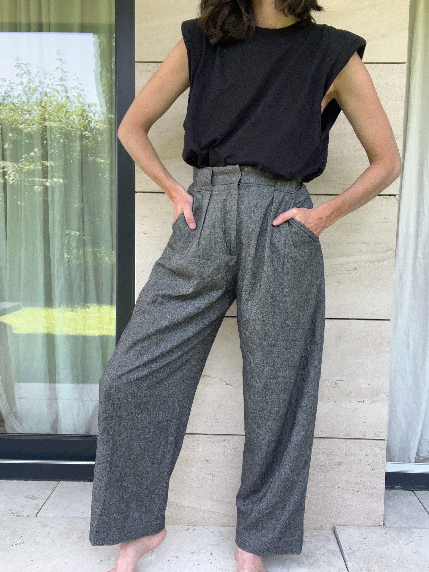 CLAUDIE PIERLOT. Pantalón espiga gris pinzas