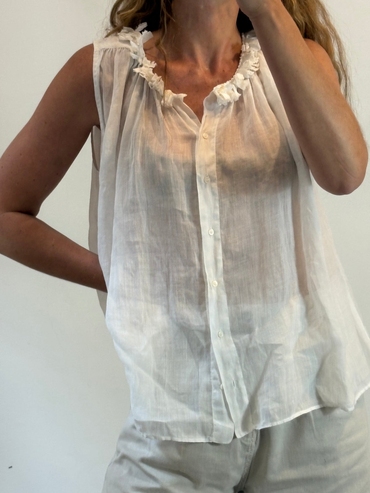 BELLEROSE. Top blanco detalle cuello