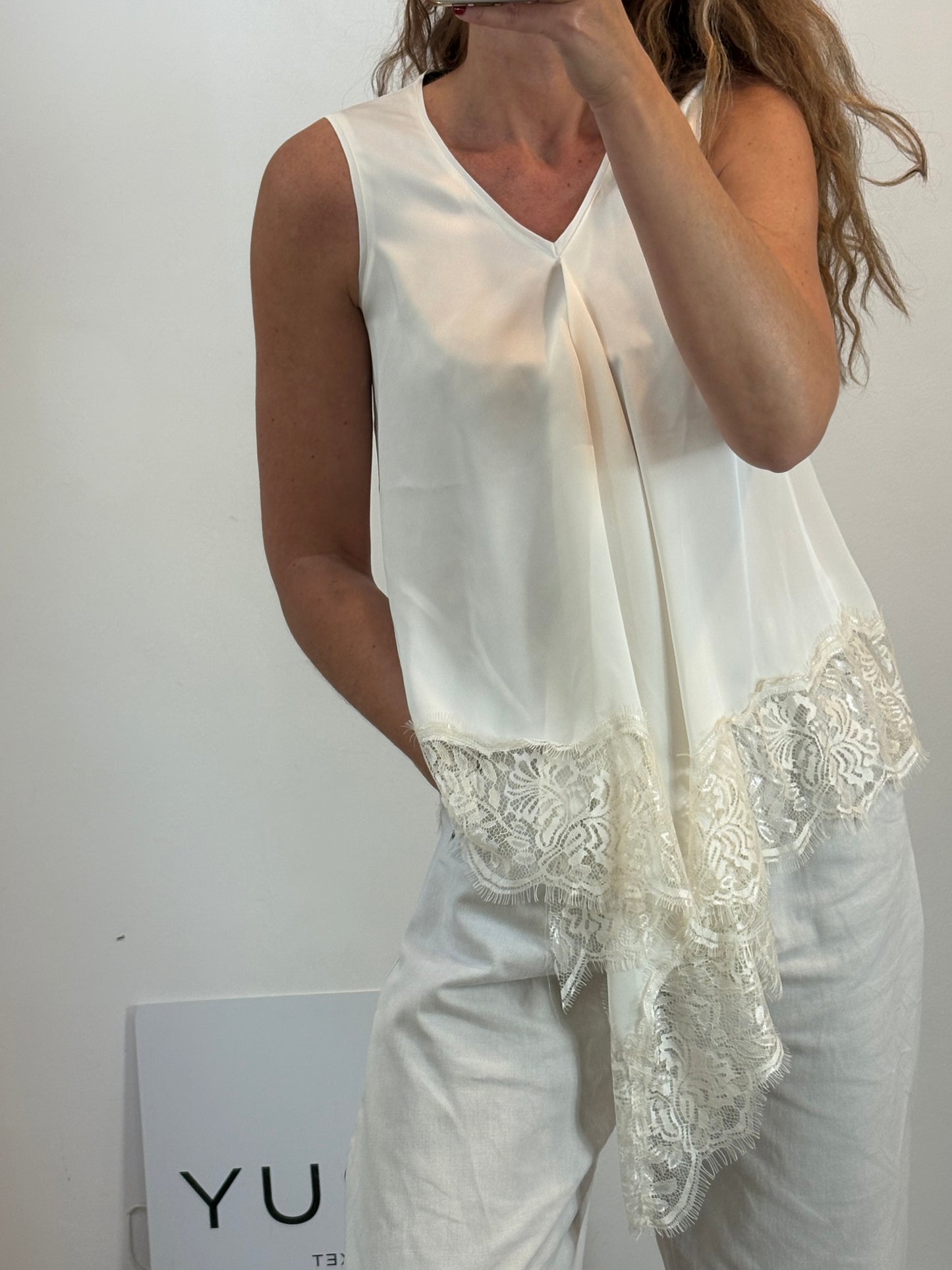 UMO COLLECTION. Top  encaje color crudo abertura